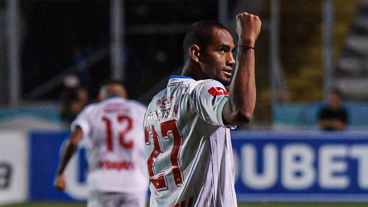 Olimpia se lleva el clásico frente a Motagua con doblete del histórico Jerry Bengston
