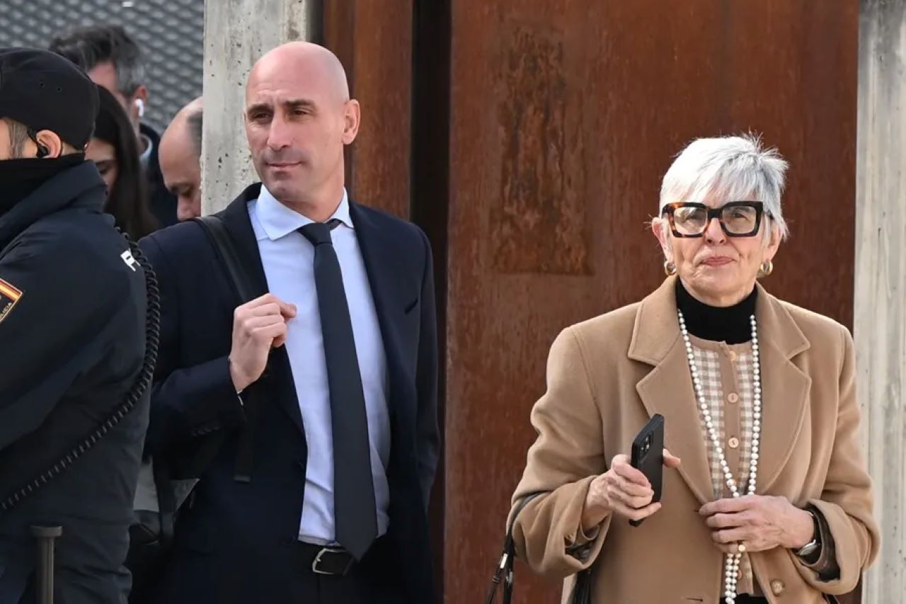 El beso más caro ¿Cuánto debe pagar exdirectivo por besar a jugadora?
