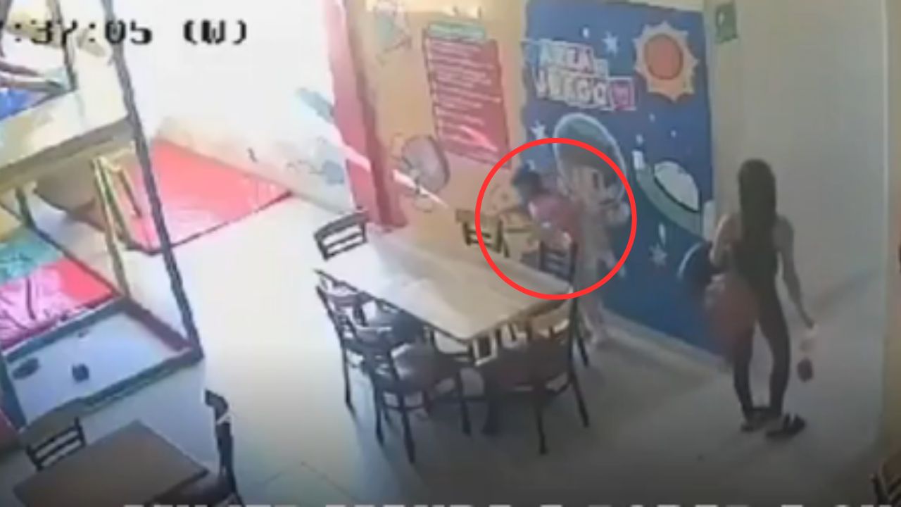 Vídeo: Madre mandó a su hija a robar una cartera en una pizzería