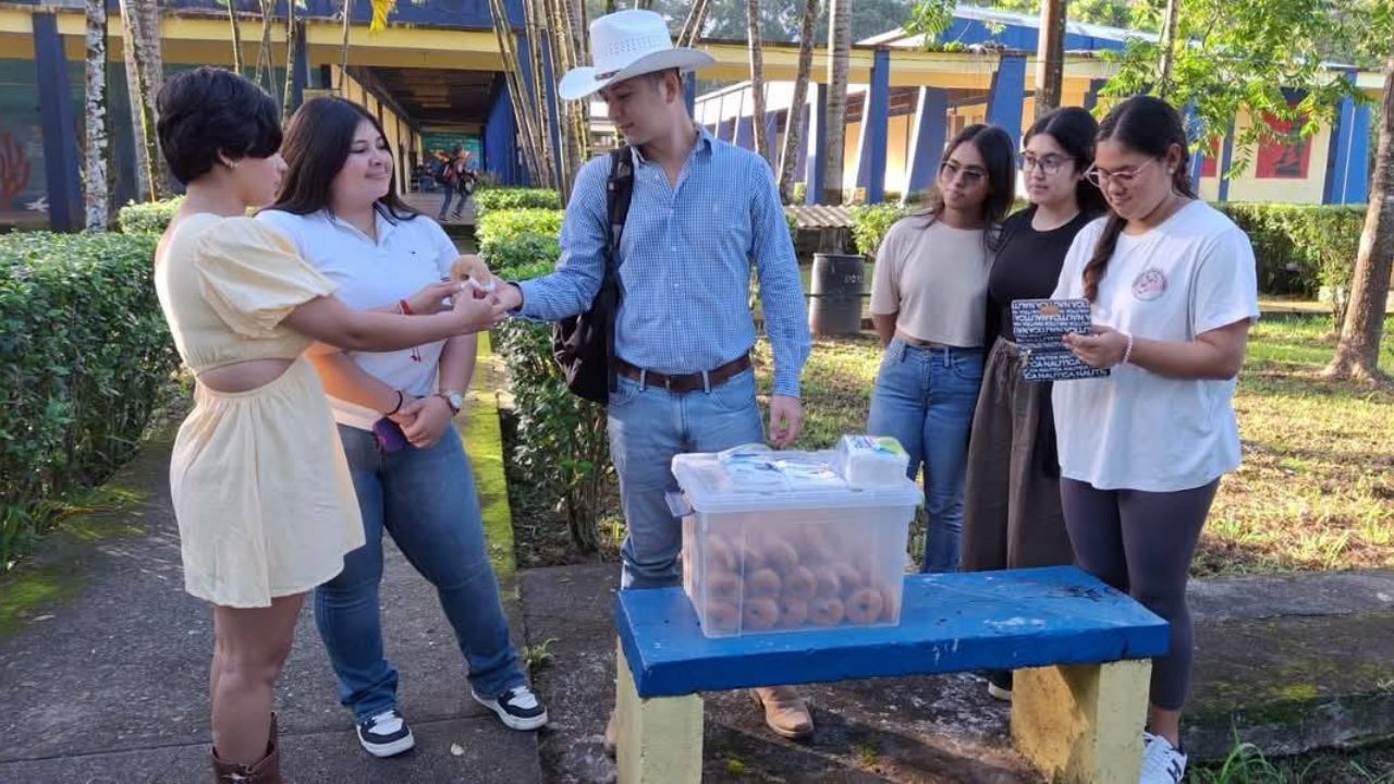 Joven vende donas en universidad para costear su carrera de ingeniero agrónomo