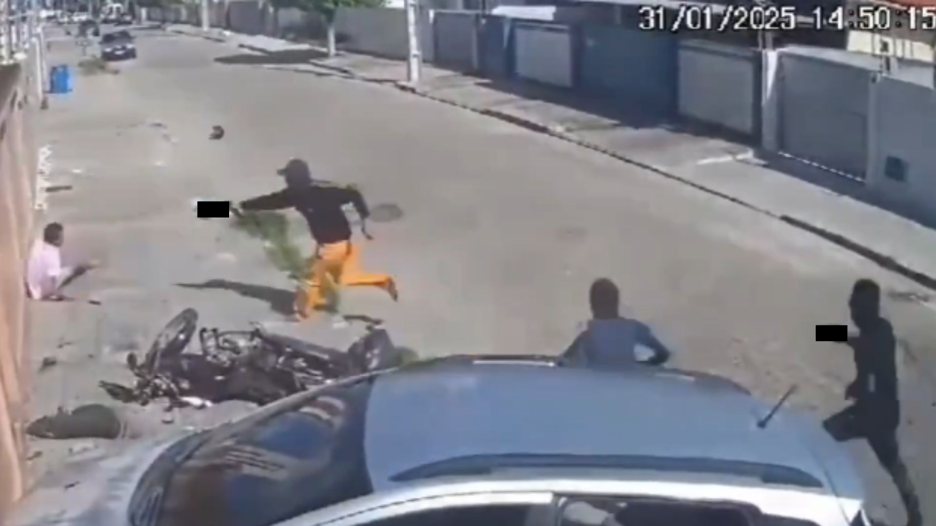 Sicarios interceptan a motociclista y lo asesinan entre cuatro hombres armados