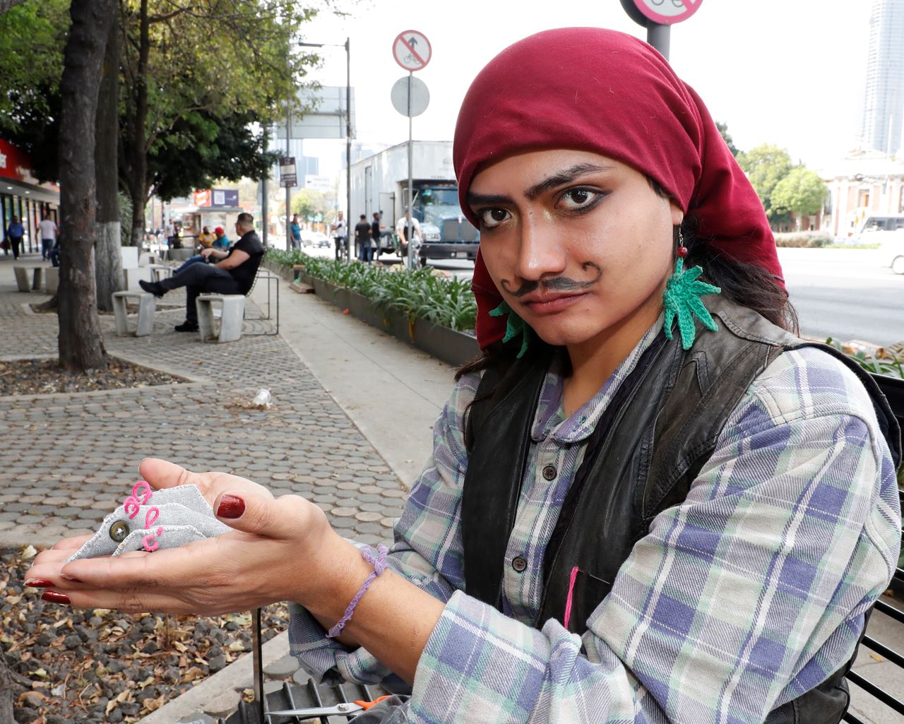 ‘Johanne Sacreblu’ el cortometraje que responde con sarcasmo a ‘Emilia Pérez’