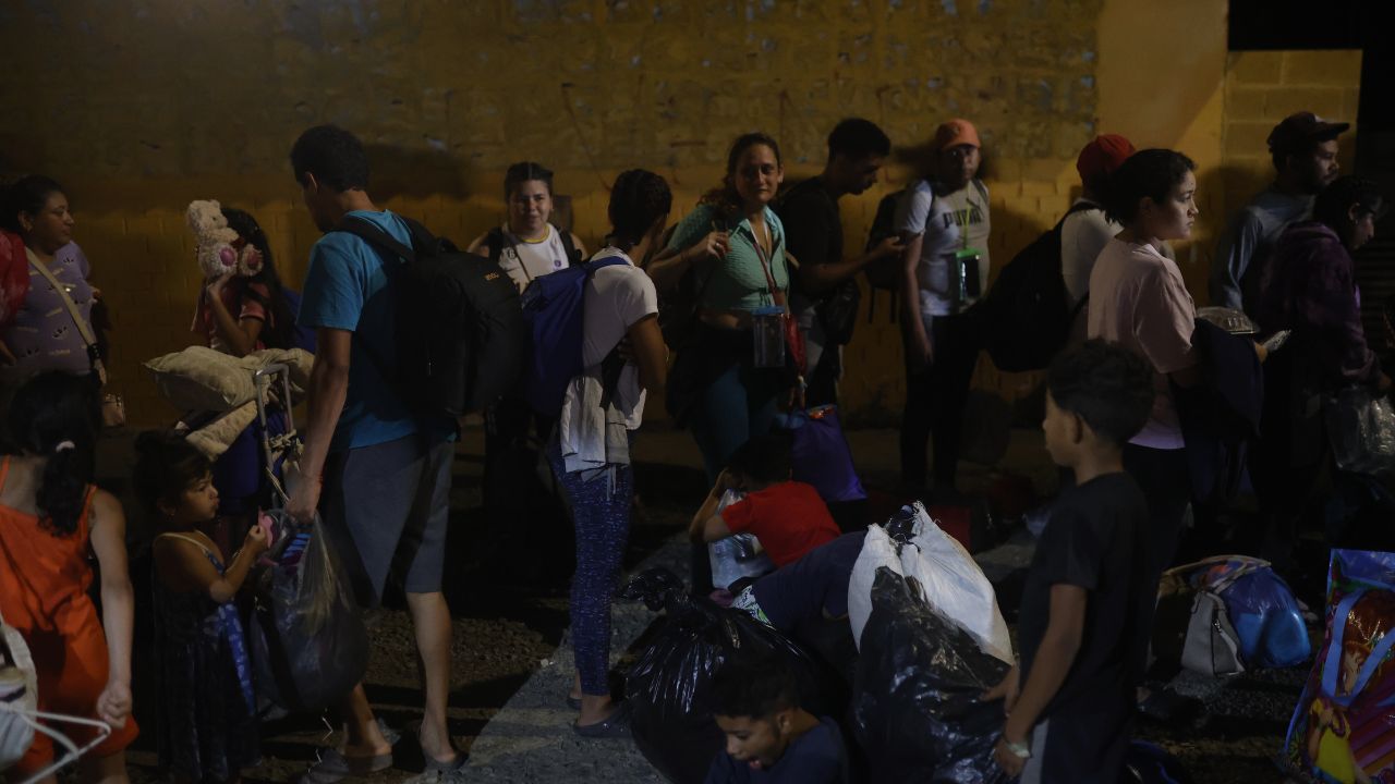 Migrantes buscan en redes nuevas rutas en su viaje de retorno a Suramérica