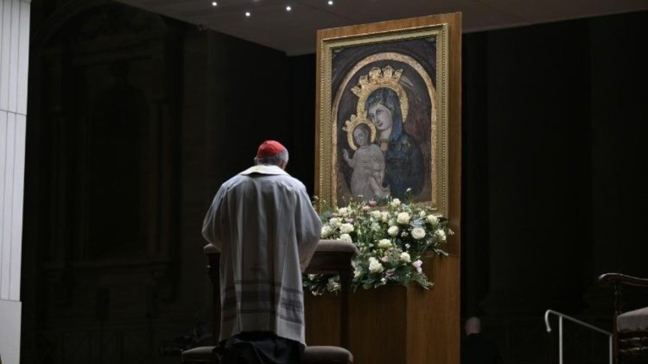 El cardenal Tagle preside el segundo rezo del rosario por el papa en la plaza de San Pedro