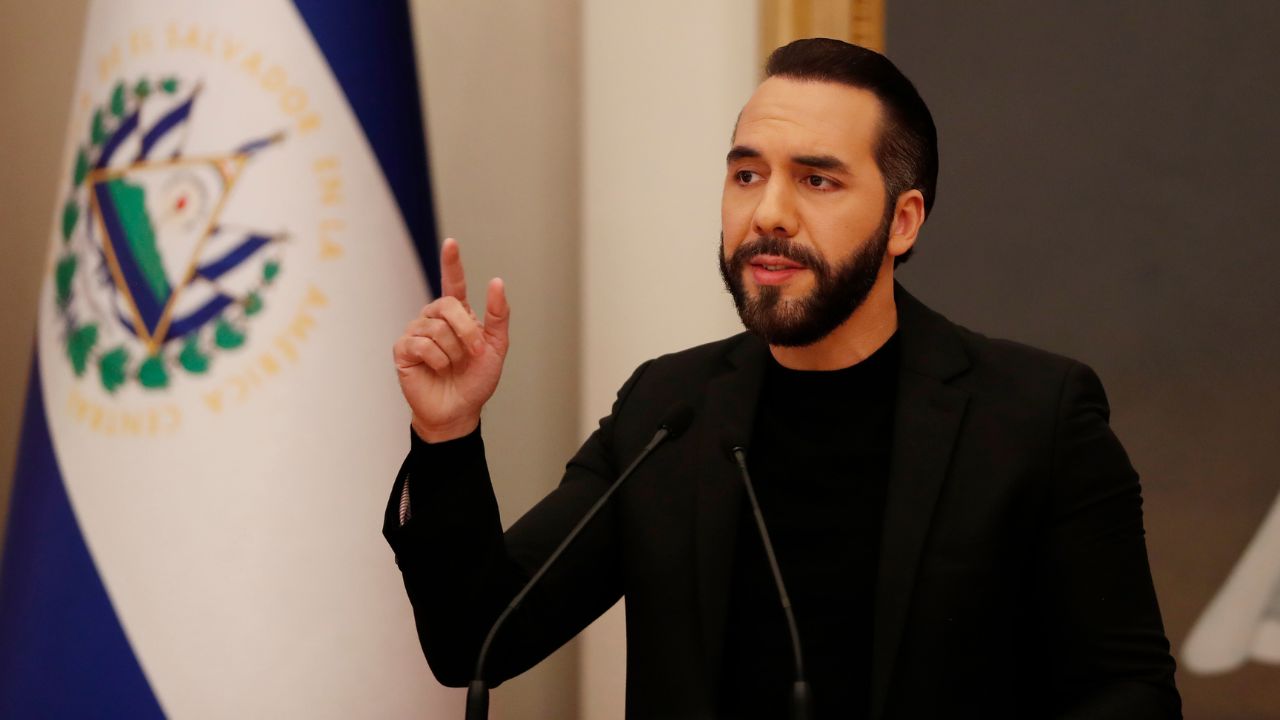 Bukele señala al periodismo independiente de ser 'lavado de dinero'
