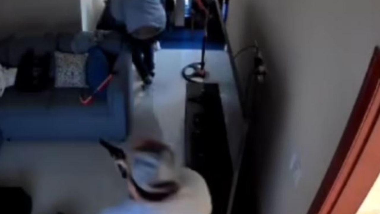 VIDEO: Así fue el momento en que robustos hombres ingresan con armas de fuego a vivienda en SPS