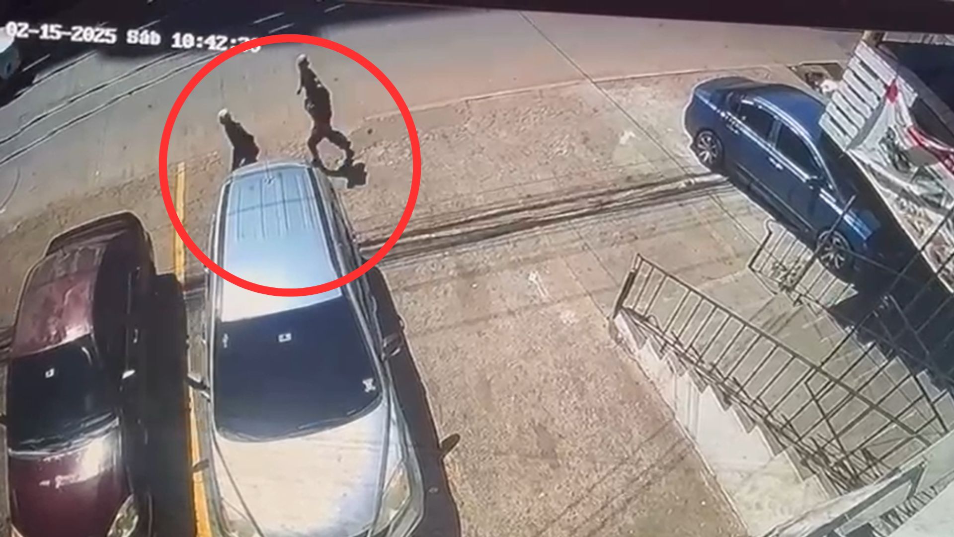 VIDEO: Así operan jóvenes robando partes de carro en el bulevar Juan Pablo II