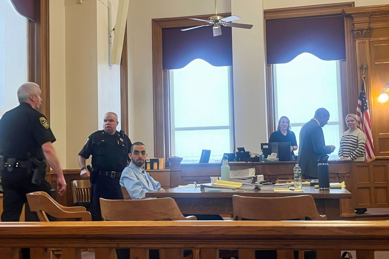 Rushdie se reencuentra tres años después con el joven que le cambió la vida a puñaladas