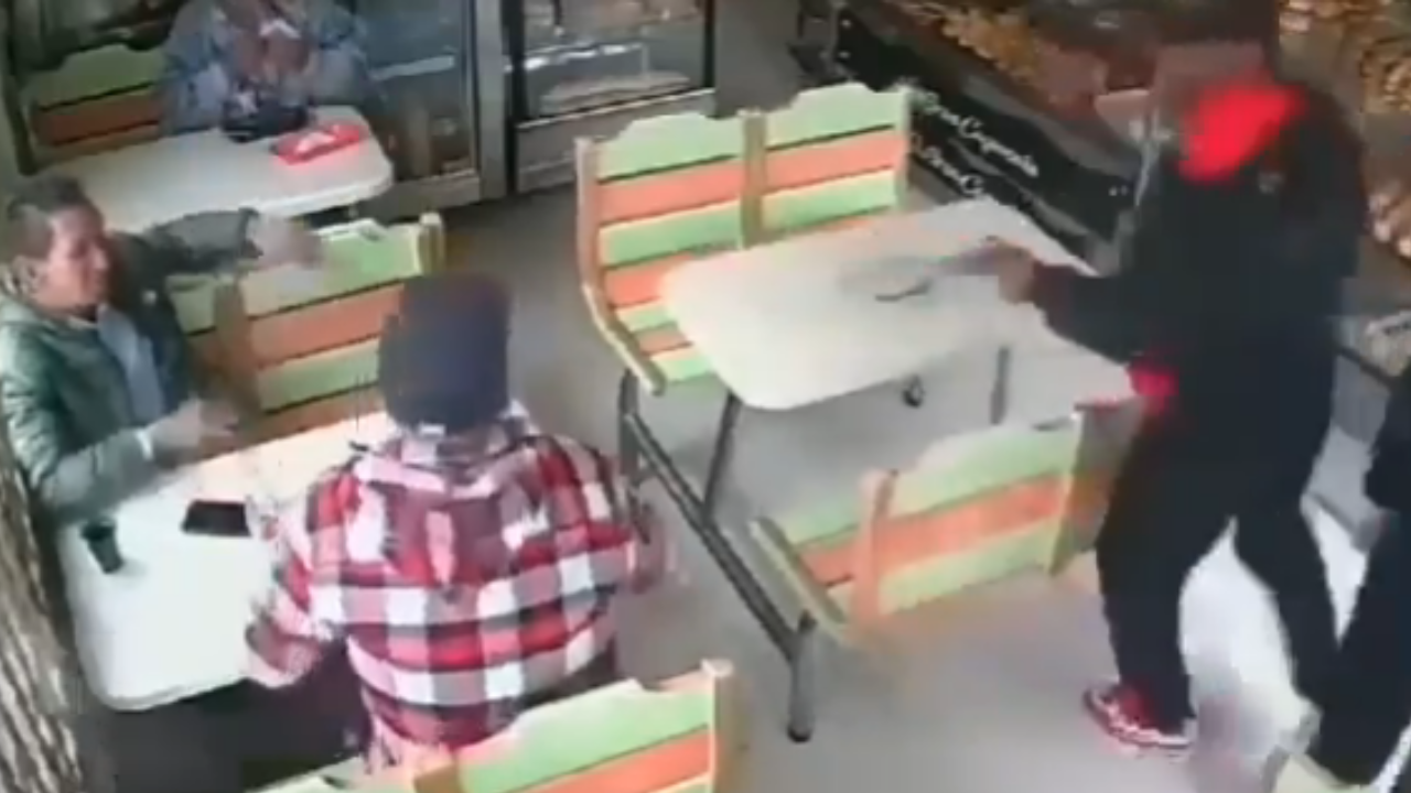 Video: sicario asesina a hombre mientras platicaba con un amigo en una panadería