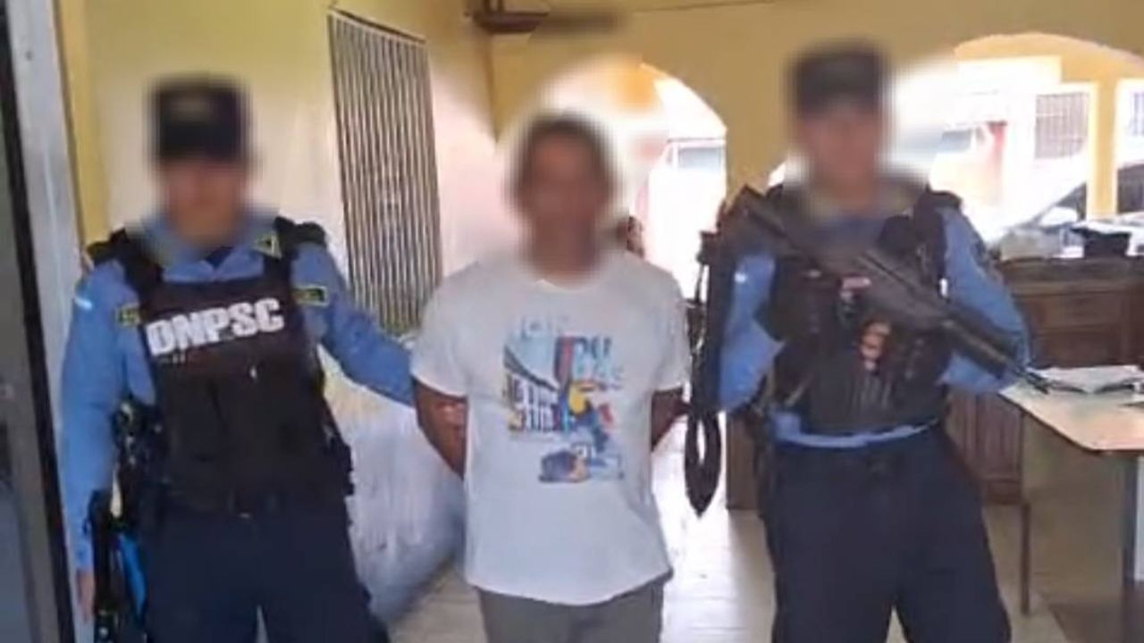 Menor hondureña se lanza de taxi luego de que el conductor comenzara a tocarse partes íntimas