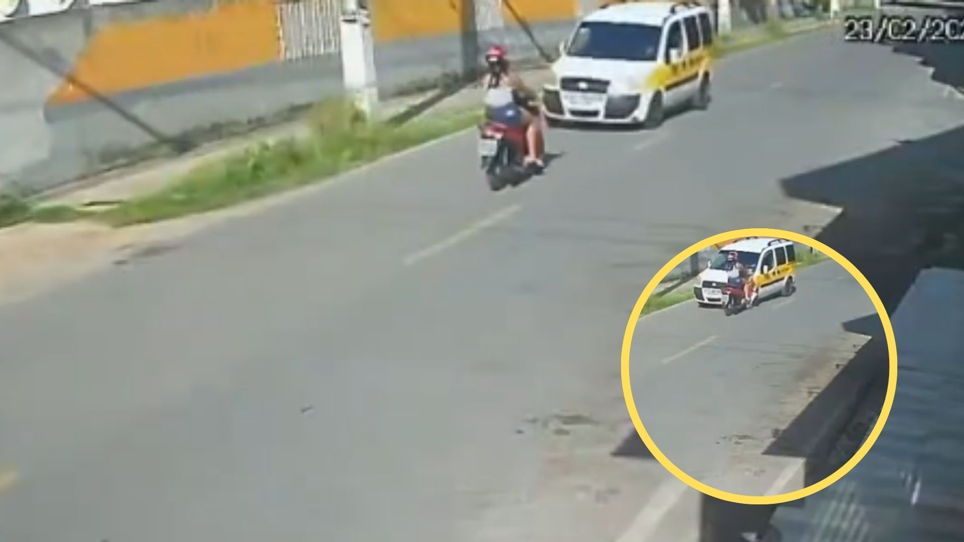 VIDEO: Mujer motociclista muere al invadir carril e impactar con vehículo
