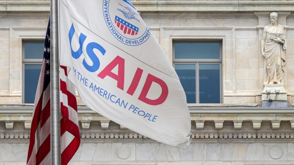 Una bandera donde dice USAID