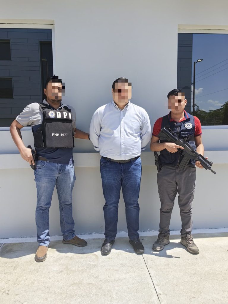 El abogado al lado de agentes