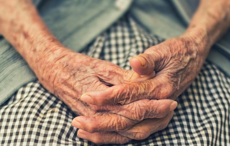 Las manos de una mujer anciana