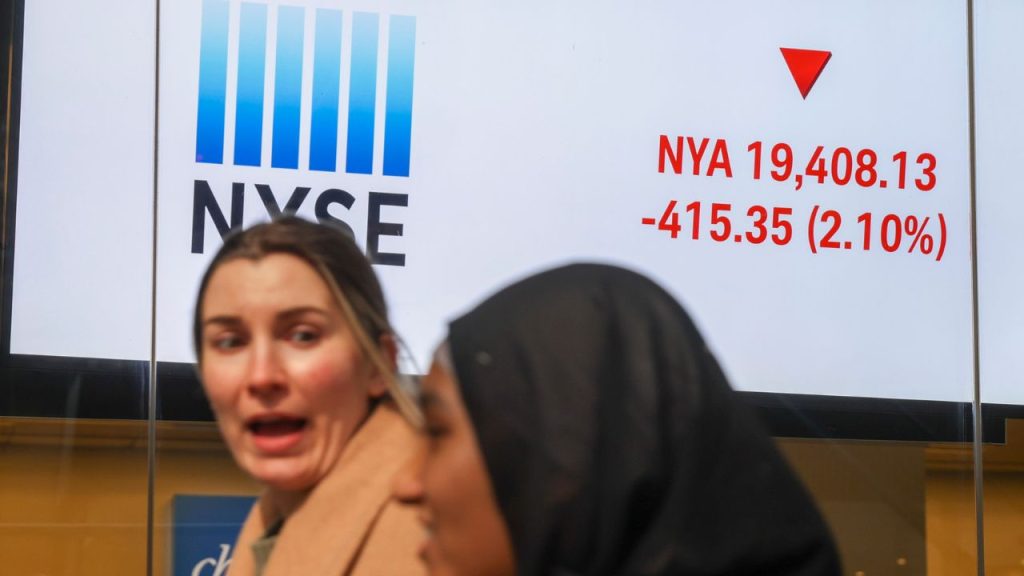 Una pantalla donde se ve la caída de valores