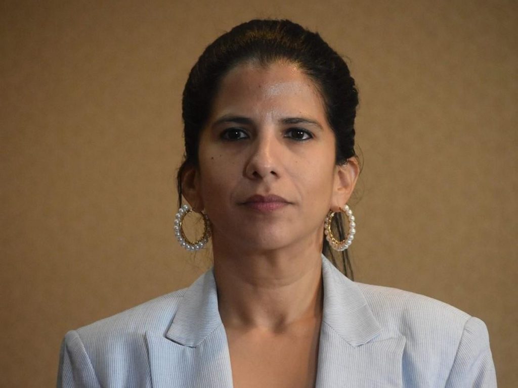 Fátima Mena viendo al frente