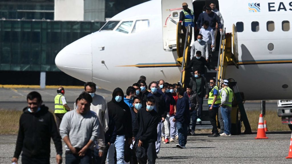 Migrantes bajando de un avión