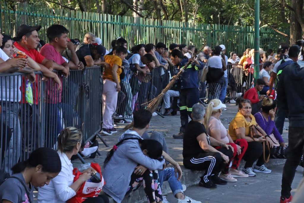 Un grupo de personas sentadas y de pie