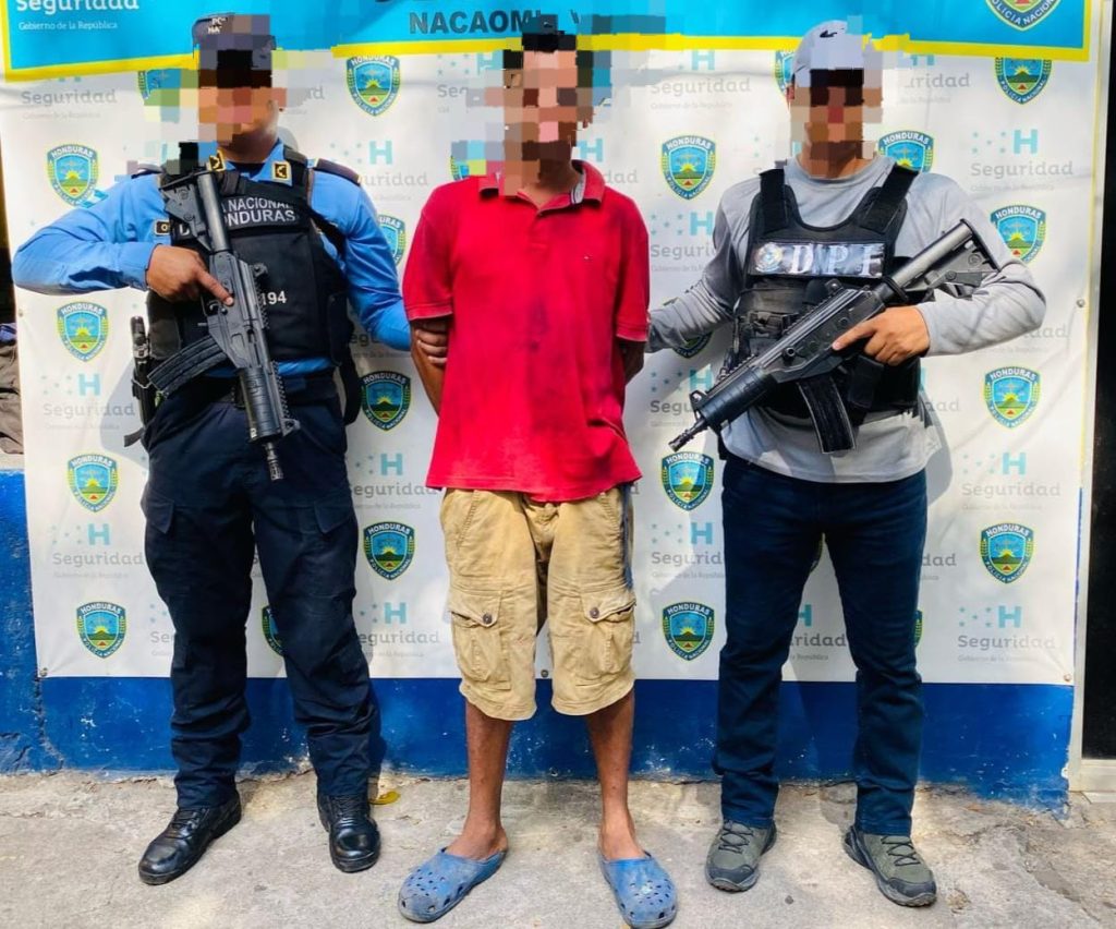 El hombre al lado de dos agentes de la ATIC