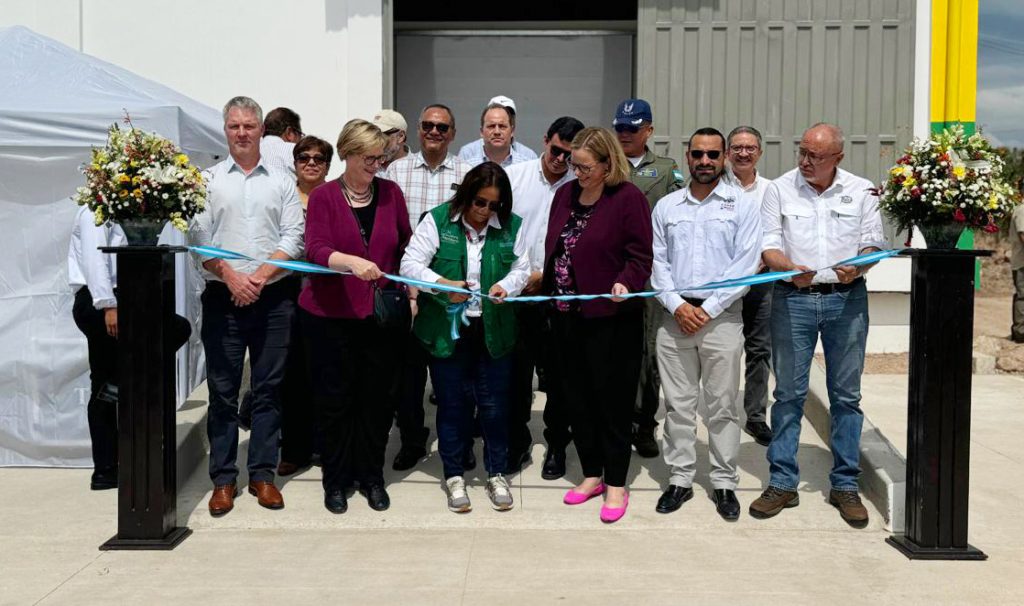 Personas en una inauguración