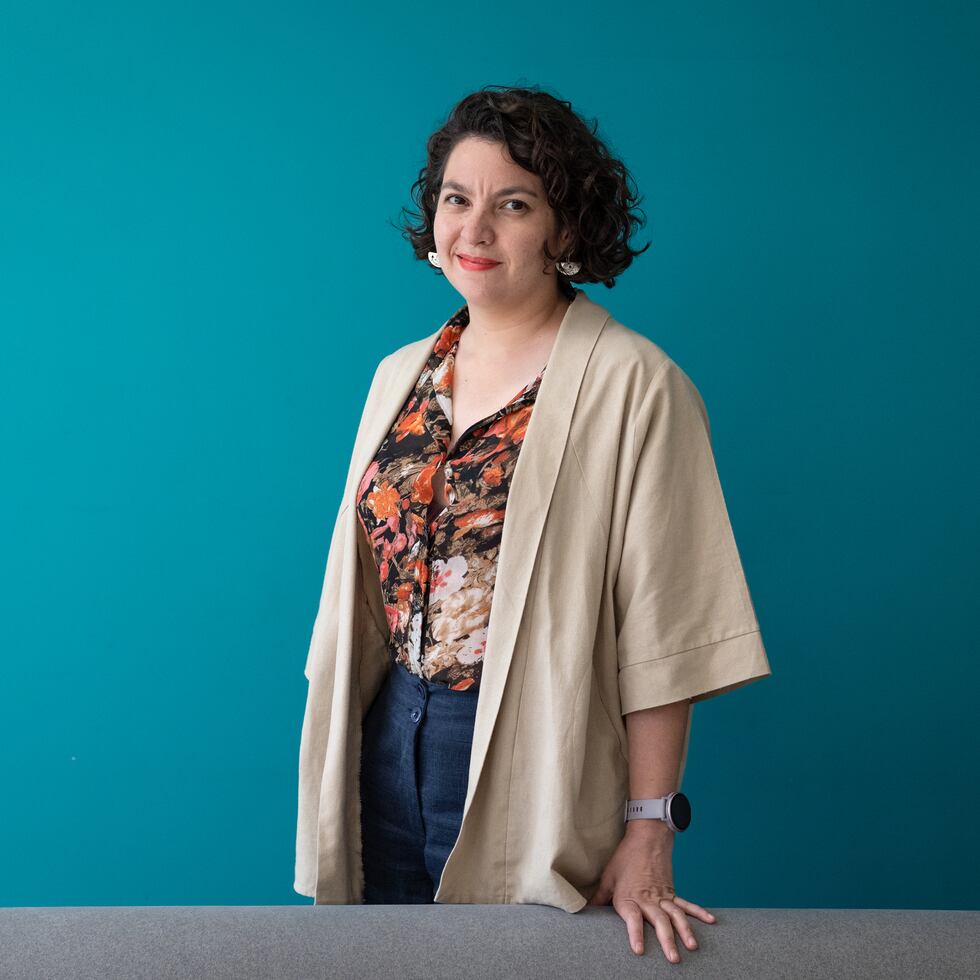 La mujer viendo al frente