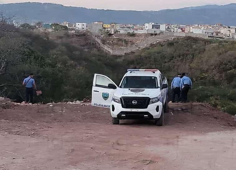 Lugar donde fueron hallados, donde se ve una patrulla policial