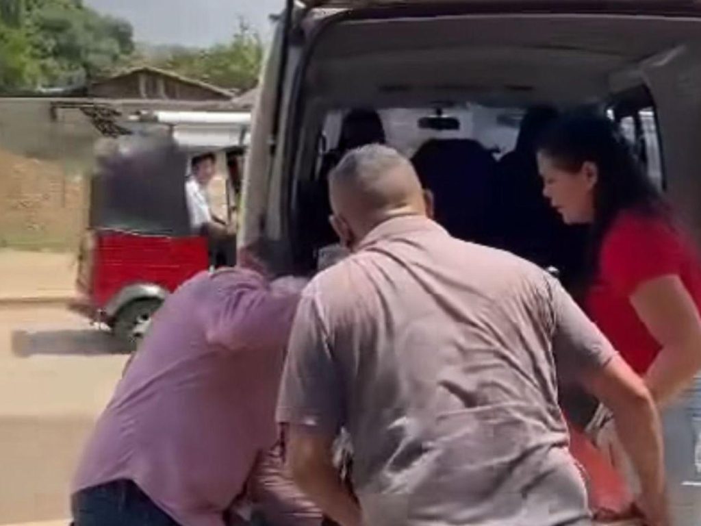 Captura de pantalla donde se ve a personas en una ambulancia