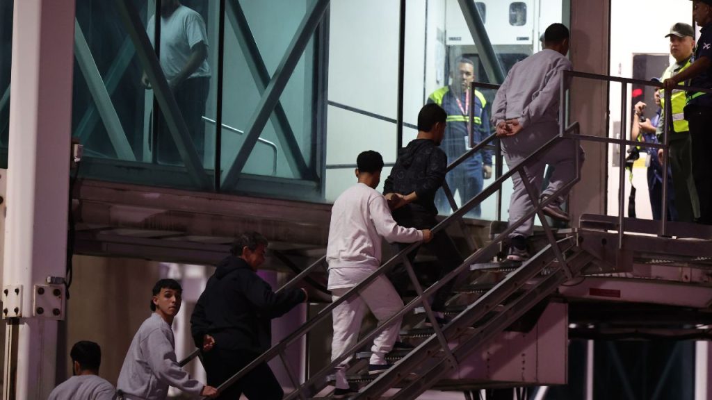 Persona subiendo unas gradas