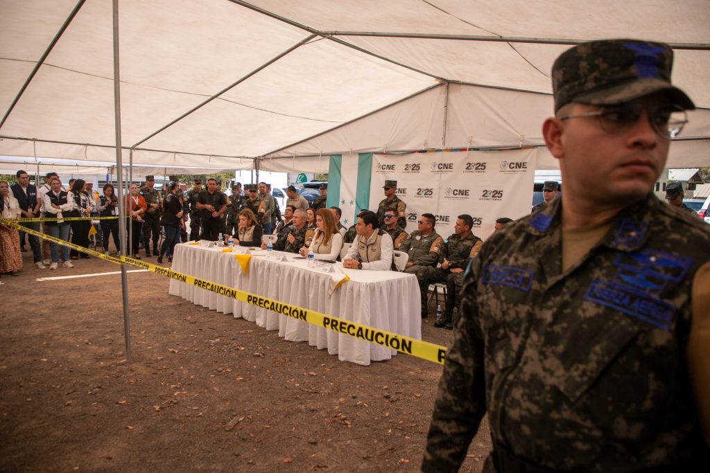 Un militar delante de los consejeros del CNE, quienes están sentados
