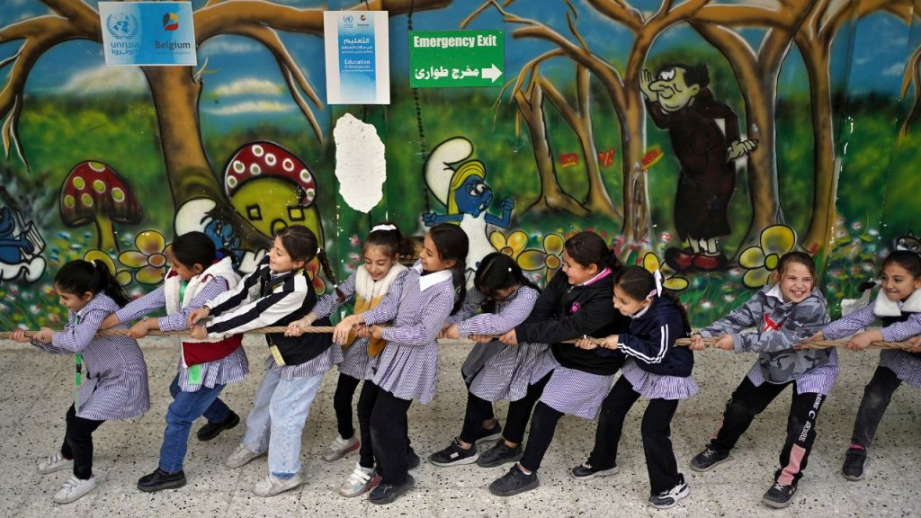 Niños jugando con una cuerda