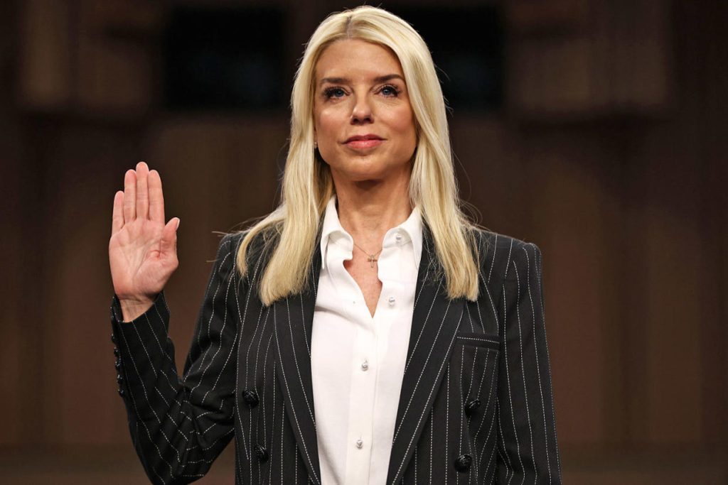 Pam Bondi levantando la mano