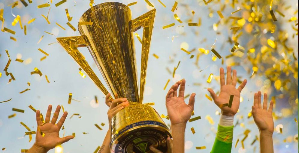 Manos levantando una copa