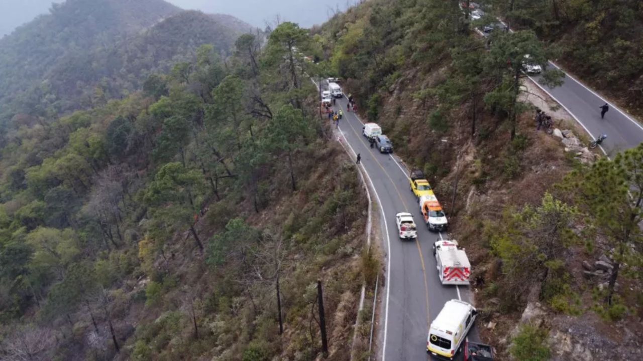 Unos 12 muertos en caída de vehículo a barranco en el norte de México