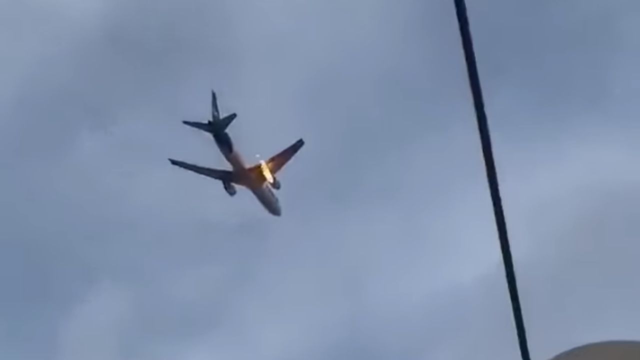 Vídeo: Avión carguero sufre incendio en motor en pleno vuelo