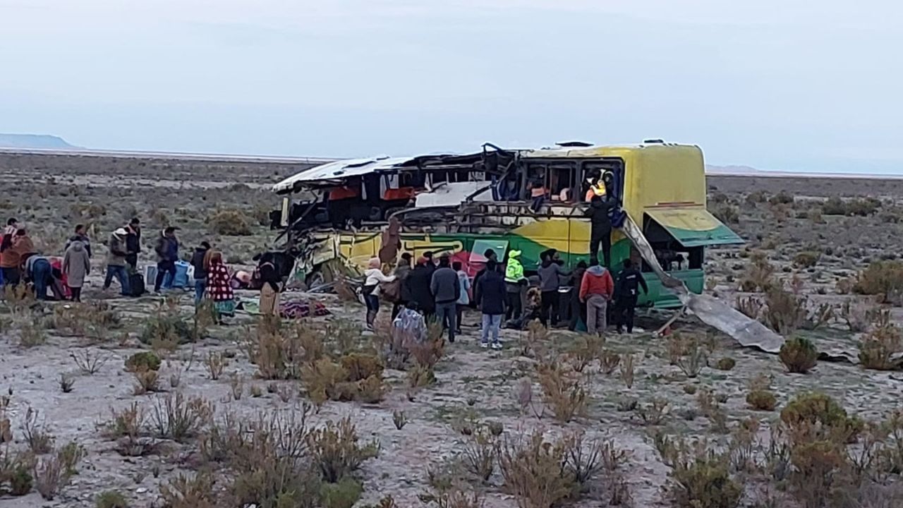 Al menos 37 muertos y 30 heridos por choque de dos autobuses en Bolivia