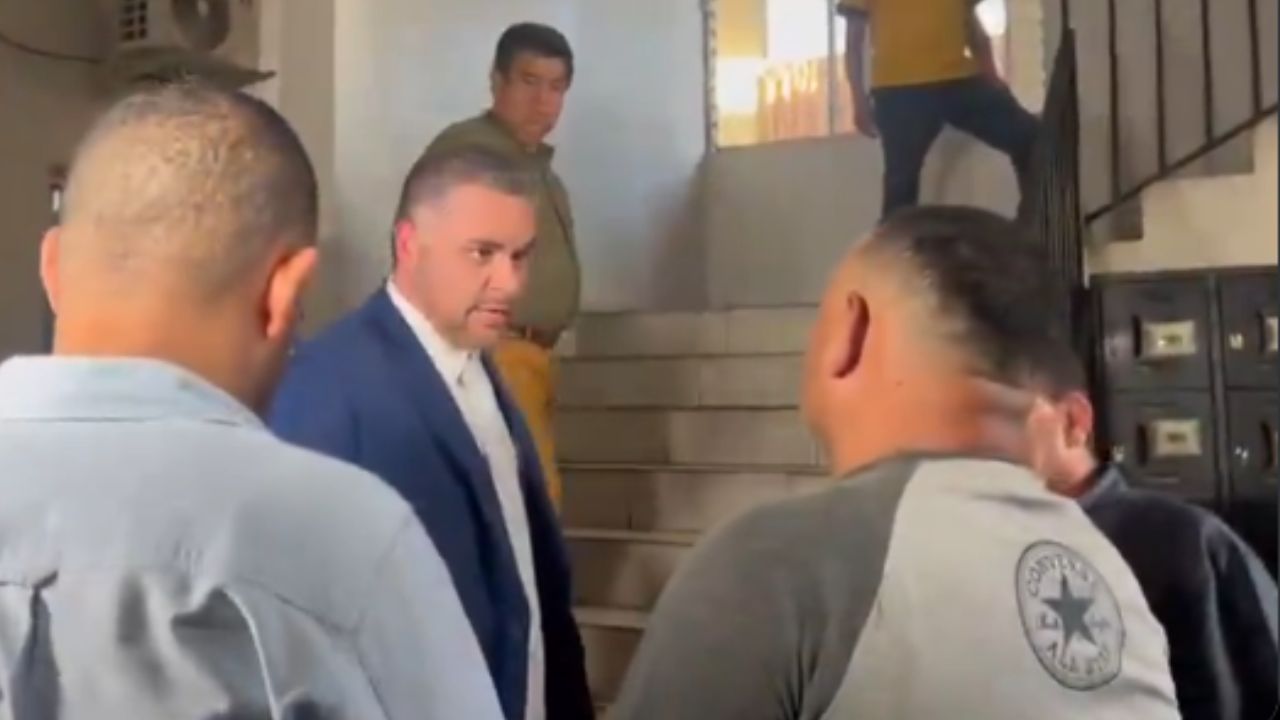 David Chávez se presenta ante juzgados y paga fianza para defenderse en libertad