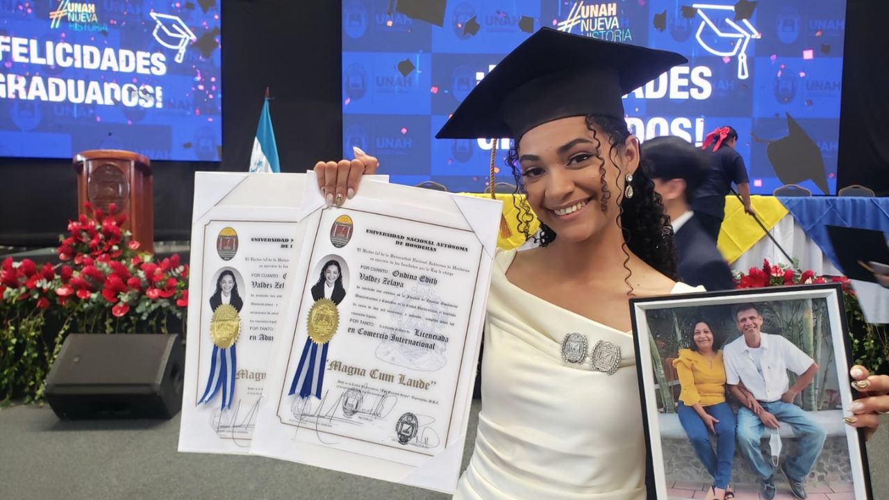 'En el cielo hay otra fiesta': graduados que dedicaron título de UNAH a sus padres