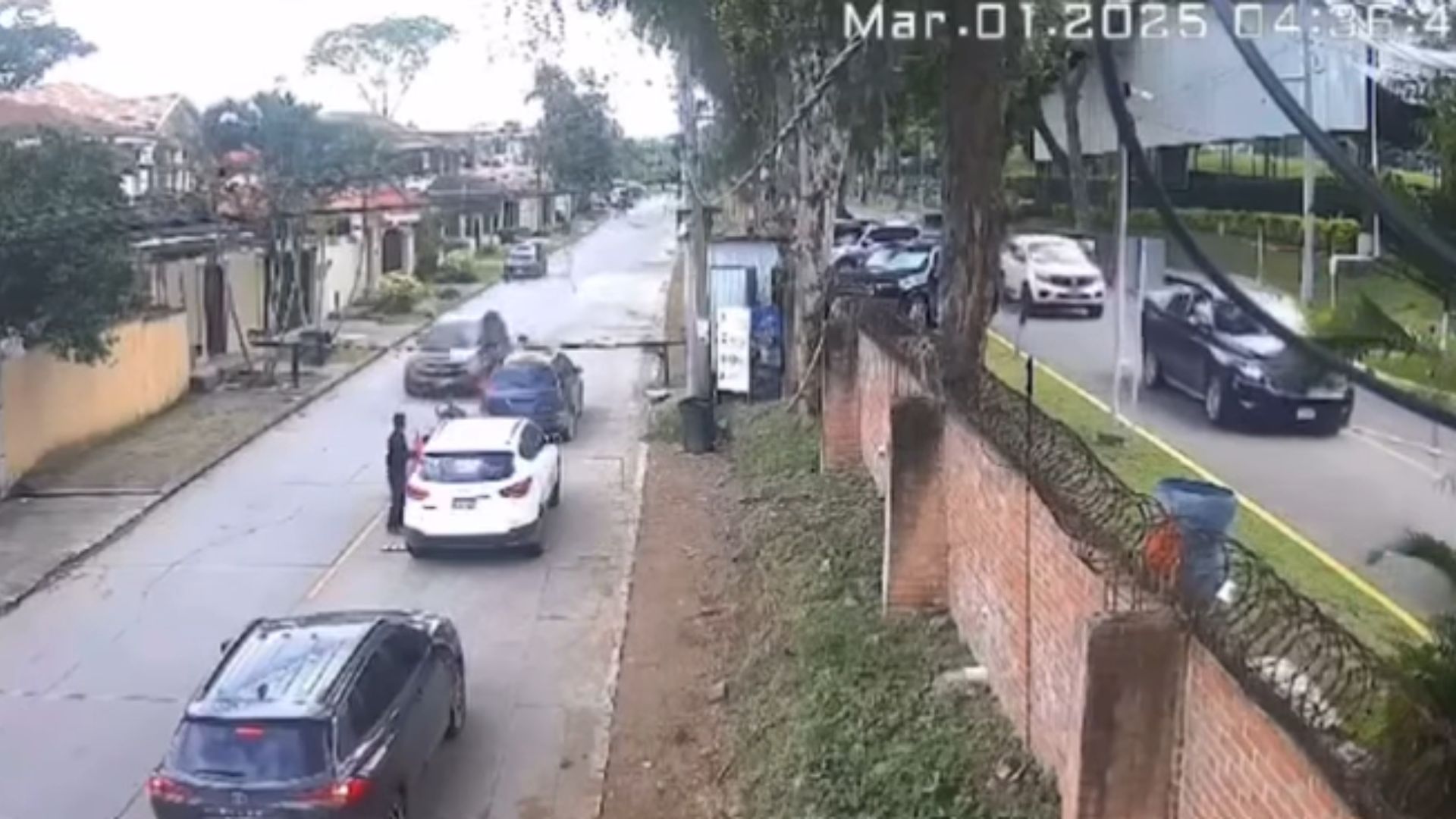 VIDEO: Conductor de camioneta a punto de embestir a guardias de seguridad en SPS