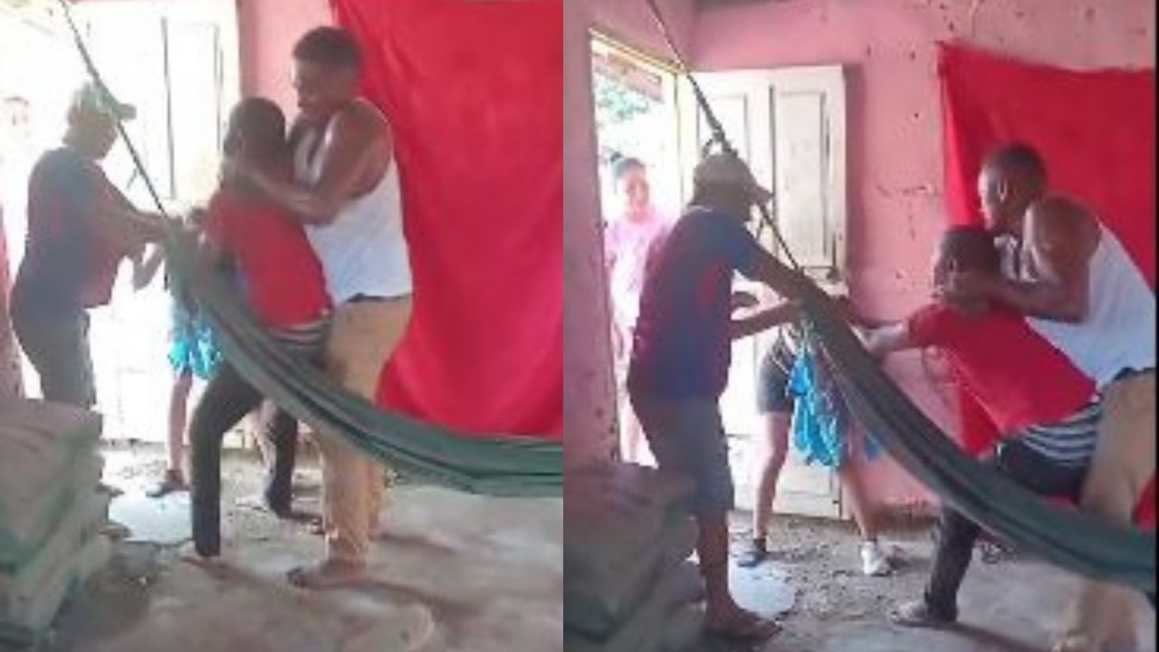 'Quítenmelo', grita mujer mientras su pareja la intenta asfixiar por celos