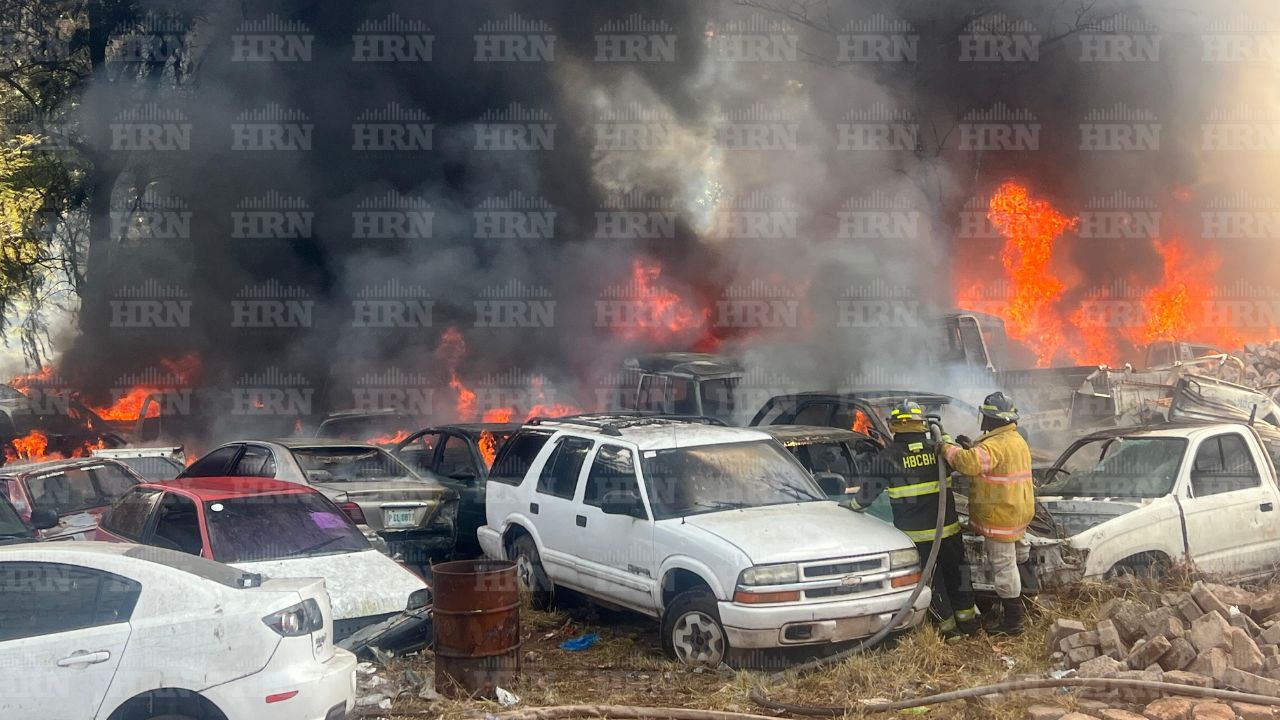 Pavoroso incendio consume vehículos almacenados en antigua Penitenciaría Central