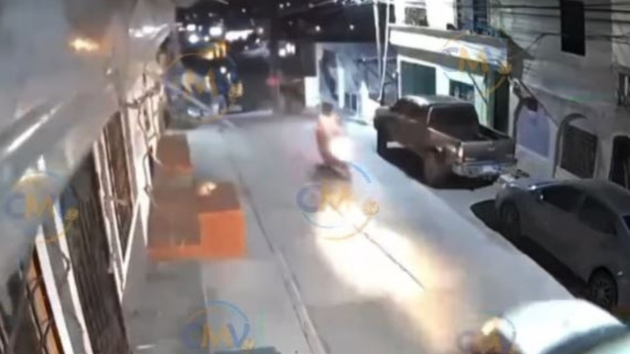 Cámara graba a motociclista impactar a alta velocidad contra vehículo en Copán