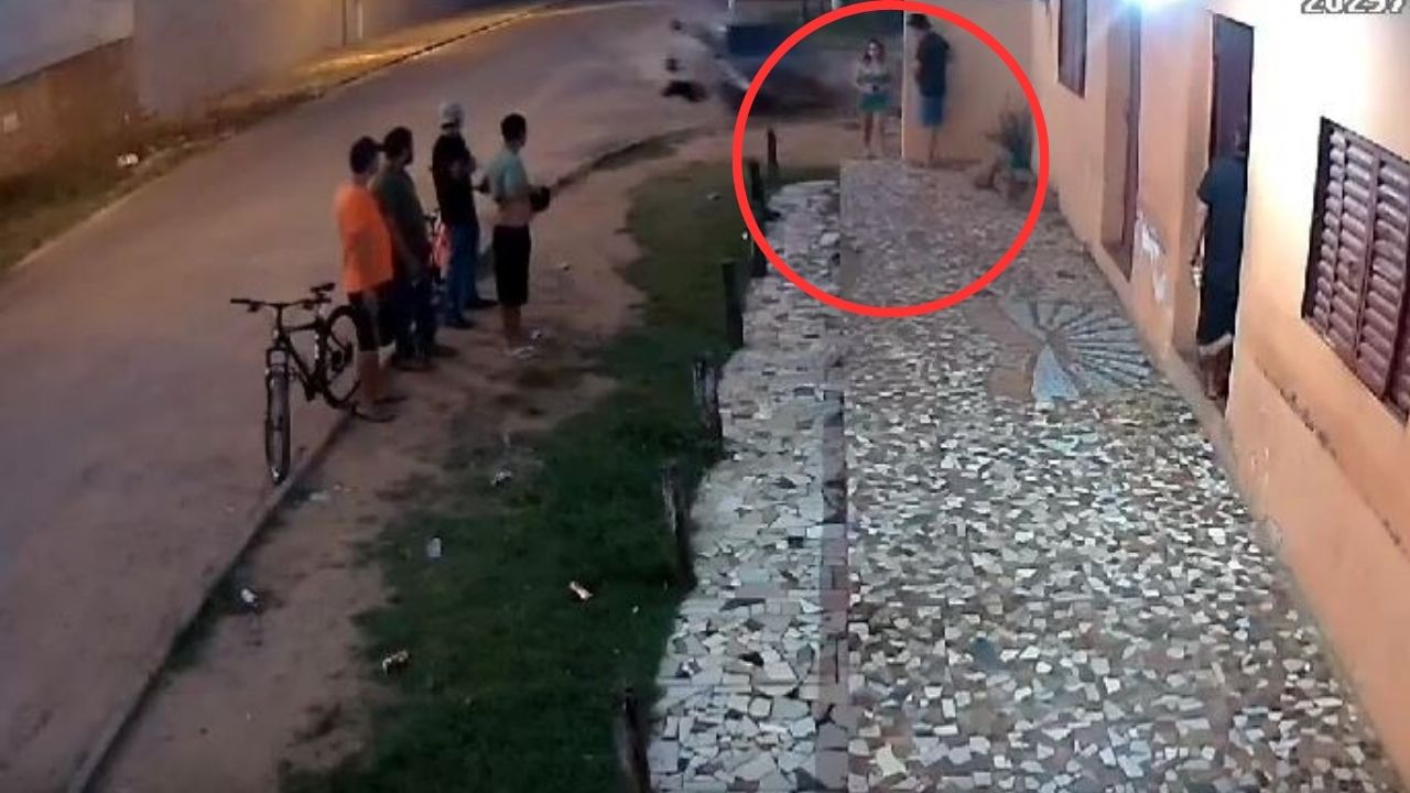 VIDEO: Hombre mata a su exnovia cuando hablaba con un amigo