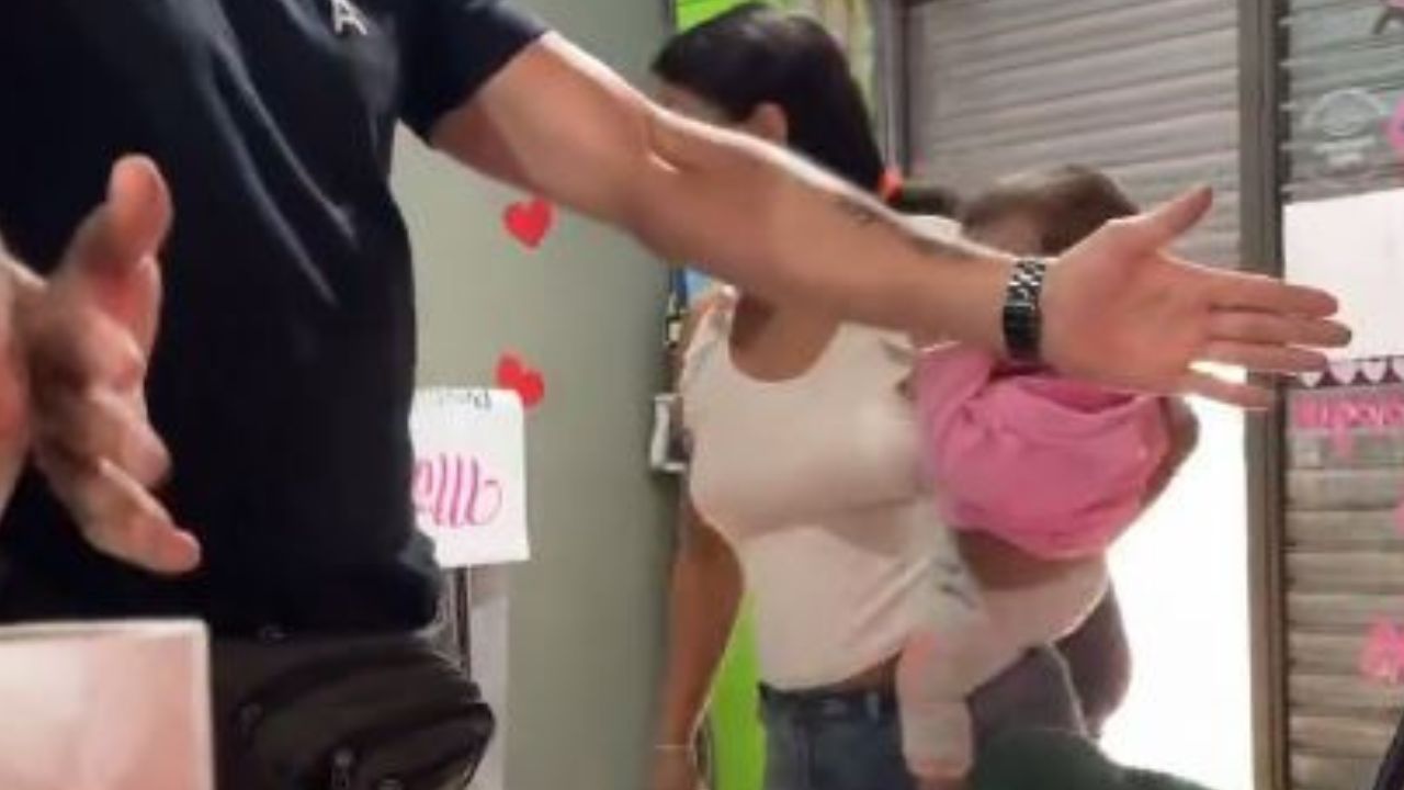 VIDEO: Mujer con bebé en brazos destroza salón de belleza tras perder su cita