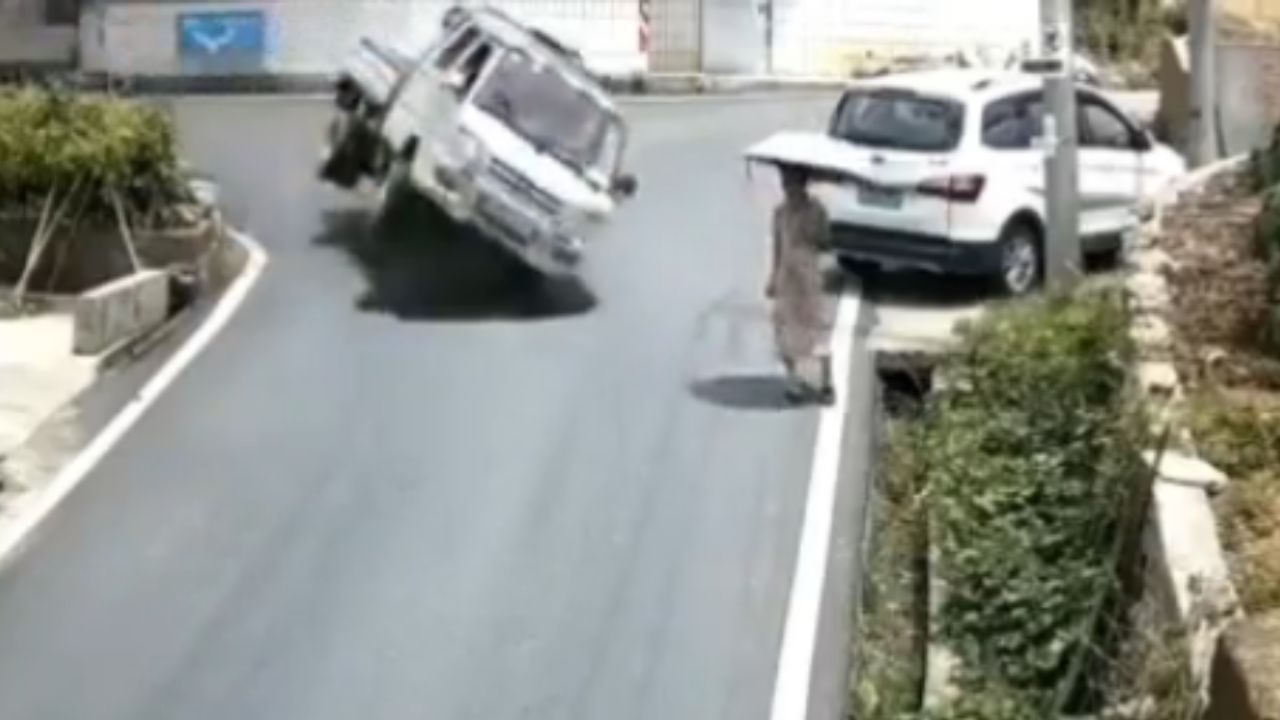 Graban momento en que mujer fue atropellada por camión sin control