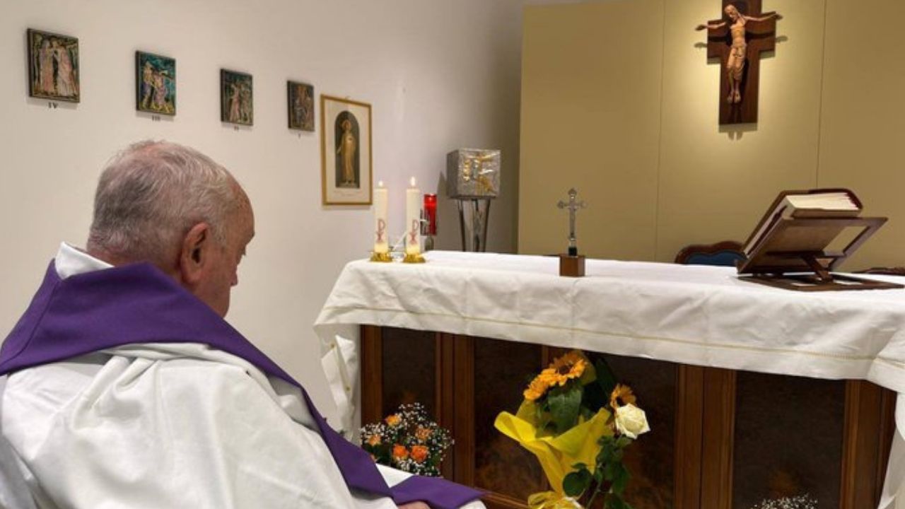 El Vaticano revela la primera foto del papa Francisco tras su hospitalización