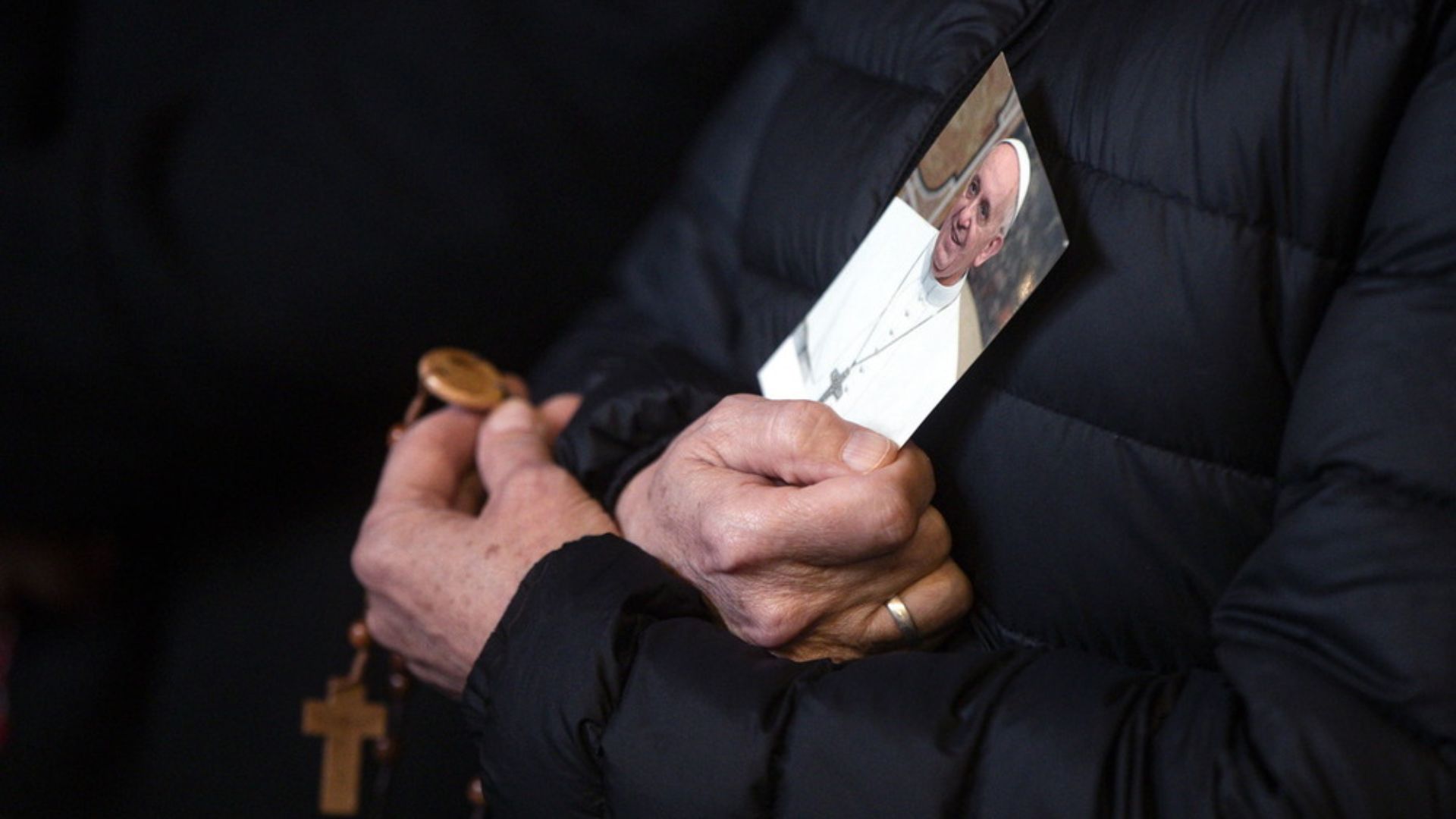 El papa se mantiene 'estable' y sin nuevas crisis respiratorias