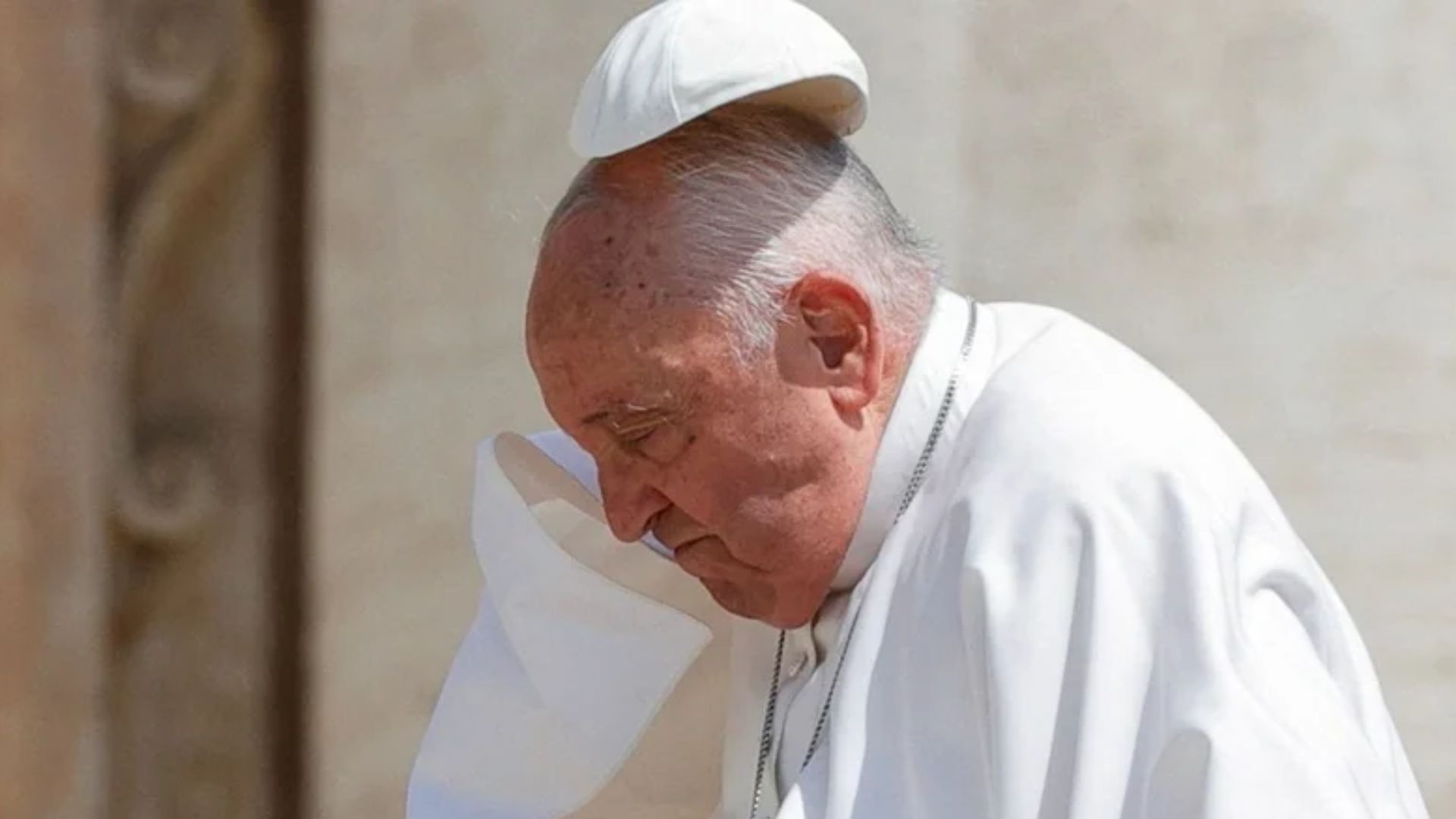 El papa sigue estable y continúa mejorando, pero necesitará seguir en el hospital