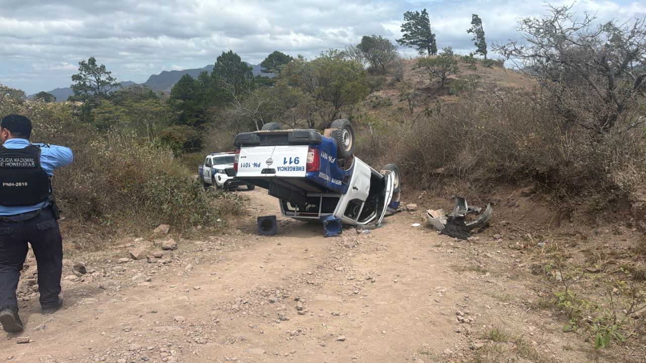 Patrulla de la Policía sufre accidente en El Paraíso y deja agentes heridos