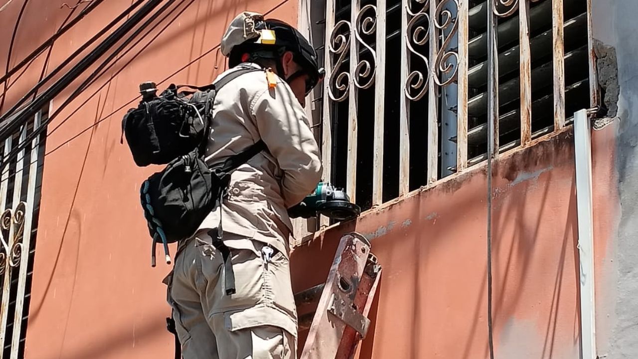 Bomberos rescatan a niña atrapada en una casa en colonia de Tegucigalpa