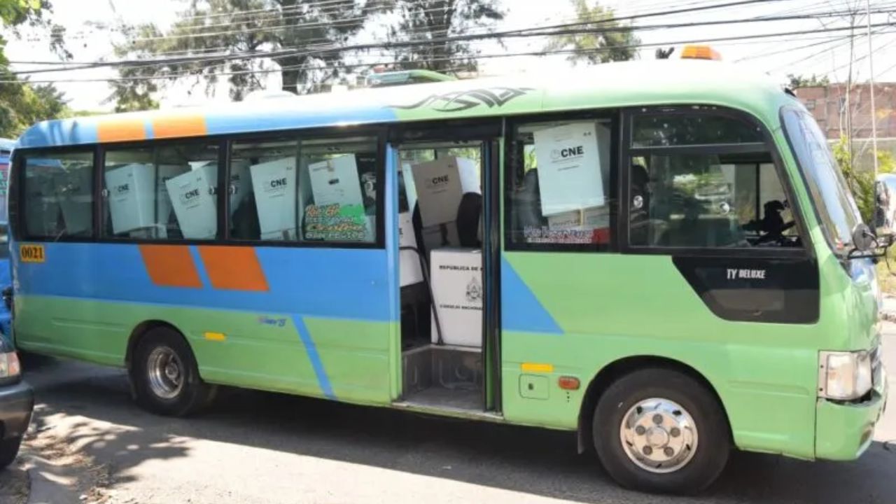 ¿Qué condena reciben las personas que retrasan la entrega de material electoral?